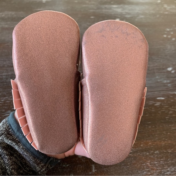 💙3/$12 Pink Glitter Moccasins 6-9 Months - Picture 6 of 8